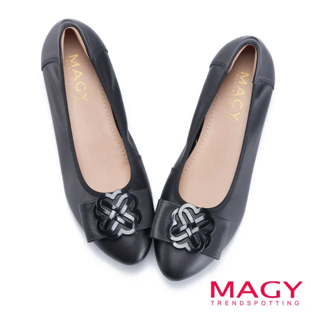 【MAGY】蝴蝶結造型飾釦牛皮低跟鞋(黑色)