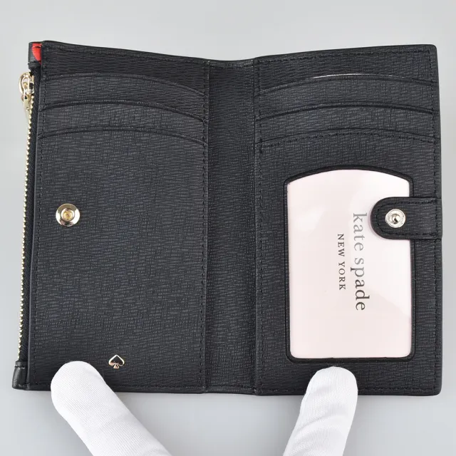 【KATE SPADE】Kate Spade SPENCER金字LOGO炙熱紅唇花紋設計PVC 6卡拉鍊釦式零錢包(黑)