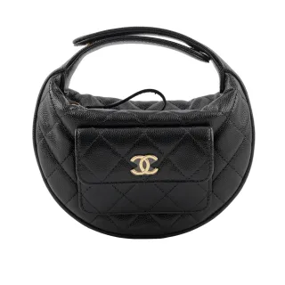 【CHANEL 香奈兒】金色CC Logo 粒紋牛皮迷你手提彎月包/呼拉圈包(黑色)