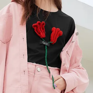 【OUWEY 歐薇】甜美手鈎花朵別針工藝寬鬆棉質上衣(黑色；S-L；3232101203)