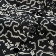 【SingleNoble 獨身貴族】復古黑白印花長袖荷葉造型上衣(1色)