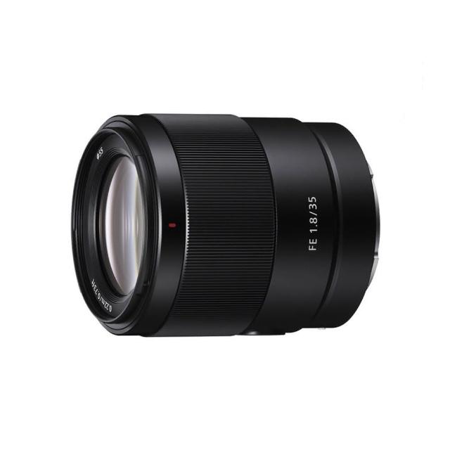  SONY 索尼 SEL35F18F FE 35mm F1.8 是專為 Sony E-mount 相機設計的輕巧廣角鏡頭，重約 201g~400g，提供 F1.8 大光圈與優異畫質。公司貨正品，上網註冊享有 2 年保固（24 個月），詳細資訊請參考原廠官網。適合風景、人像等拍攝，顧客諮詢請撥 4499111。 