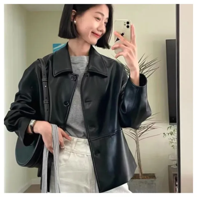 【AKARA】中大服飾 女裝 經典翻領排扣仿皮皮衣短版夾克外套 M-3XL 現+預
