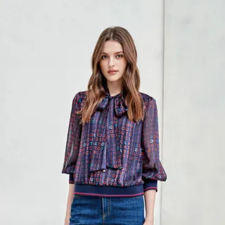 【MYSHEROS 蜜雪兒】雪紡上衣 蝴蝶結綁帶領 滿版英文撞色印花(紅)