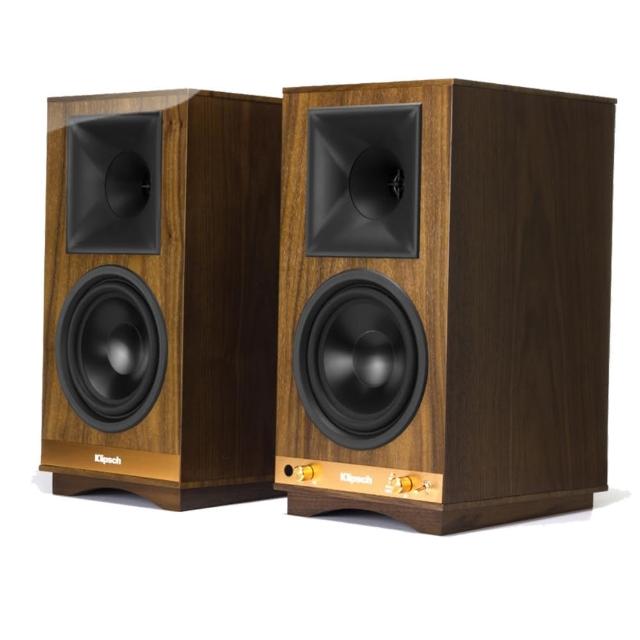 Klipsch 古立奇 The Sixes 書架型多媒體與劇院喇叭，搭載左右喇叭與重低音功能，提供沉浸式音效體驗。支援藍芽與USB輸入，無WiFi與防潑水設計，咖啡色系外觀，尺寸22 x 42.5 x 27.9 cm，重15kg。產地中國，1年保固，配件包含3.5mm音源線、光纖線、直流電源線、USB纜線、音箱連線線與遙控器。NCC認證CCAL17LP0373T3，BSMI R55156，適閤家庭娛樂與音樂愛好者。