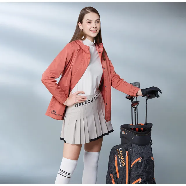【Lynx Golf】女款日本進口布料彈性舒適百褶裙造型下擺剪接織帶設計休閒短裙(淺卡其色)
