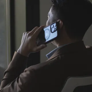 【ABSOLUTE】iPhone 15 Plus 6.7吋 LINKASEAIR軍規防摔抗變色大猩猩玻璃保護殼(低調感霧黑)