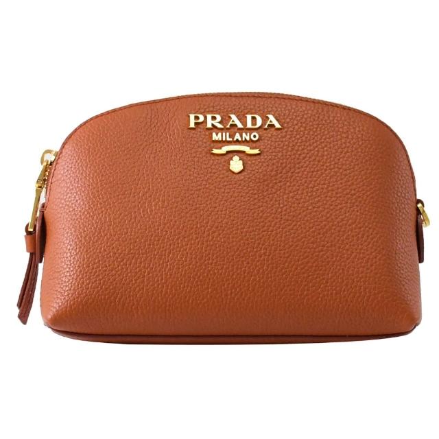 PRADA普拉達 金屬LOGO荔枝牛皮貝殼造型拉鍊萬用包，全新商品，藍色系設計，外層為荔枝紋牛皮，內層為織布材質，採用拉鍊式開口，適合日常攜帶與存放化妝用品，商品配件包含品控卡與專櫃購證影印本，為歐洲商品，適用男女。