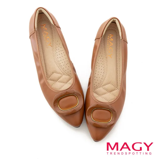 【MAGY】金屬方釦鬆緊帶真皮尖頭平底鞋(棕色)
