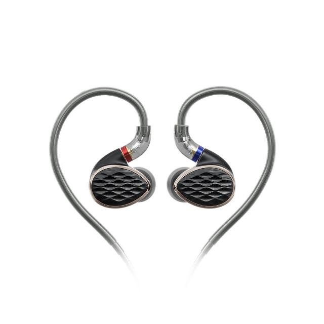  FiiO FH15 是專業級圈鐵入耳式耳機，採用定製樓氏 RAD*2 動鐵 + 樓氏 ED 動鐵 + 10mm 碳基球頂振膜動圈單體，提供 10Hz-40kHz 寬廣頻率響應與 112dB/mW 高靈敏度，阻抗僅 16Ω，適合行動裝置直推。配備高純度單晶銅鍍銀線材（120cm），MMCX 可換接頭支援 3.5mm/4.4mm 插頭，鋁合金金屬外殼輕盈僅 6.6g，黑色純色設計舒適耐用。中國原廠生產，一年保固，完美適用通用作業系統，是 HIFI 愛好者與監聽用途的首選，帶來細膩平衡的極致聽覺享受。 