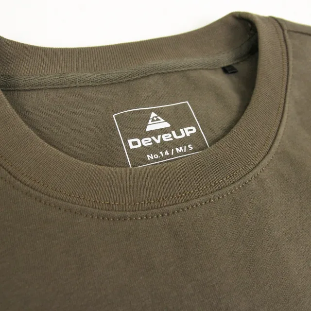 【DeveUP】『DeveUP』棉質長袖圓領LOGO-TEE(產品編號 : D02416 可可啡)