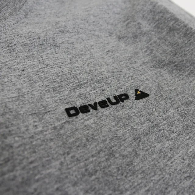 【DeveUP】『DeveUP』棉質長袖圓領LOGO-TEE(產品編號 : D02403 麻花灰)