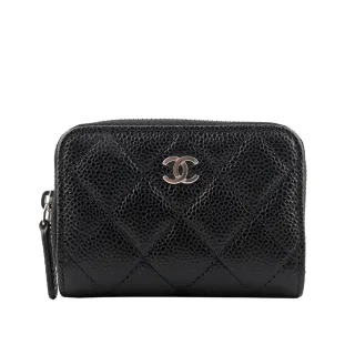 【CHANEL 香奈兒】銀色CC Logo 荔枝牛皮ㄇ形拉鍊零錢包(黑色)
