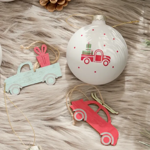 【YU Living 信歐傢居】聖誕玻璃裝飾球+木片汽車掛件八件組(八件一組/玻璃球+車子/多色調)