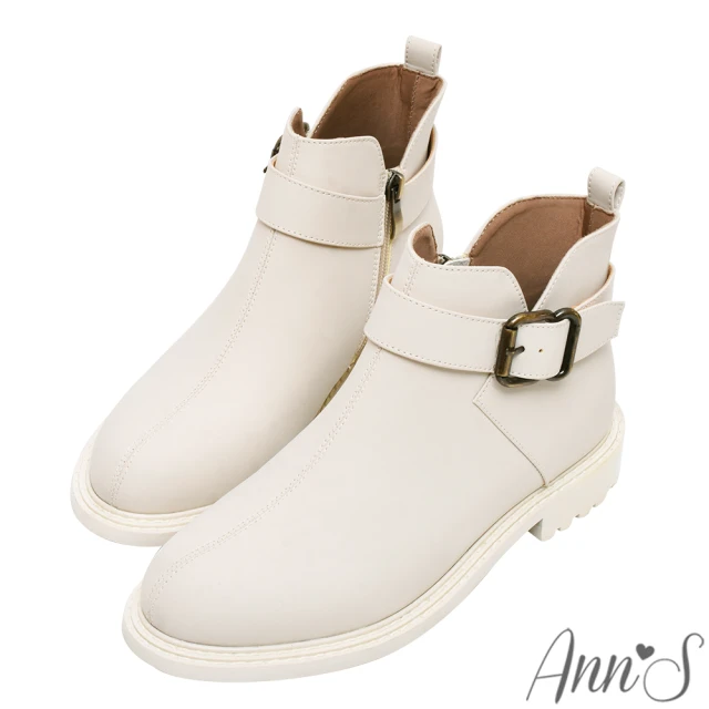 Ann’S 防潑水材質-洛雷塔側V顯瘦古銅釦帶平底短靴3cm(米白)