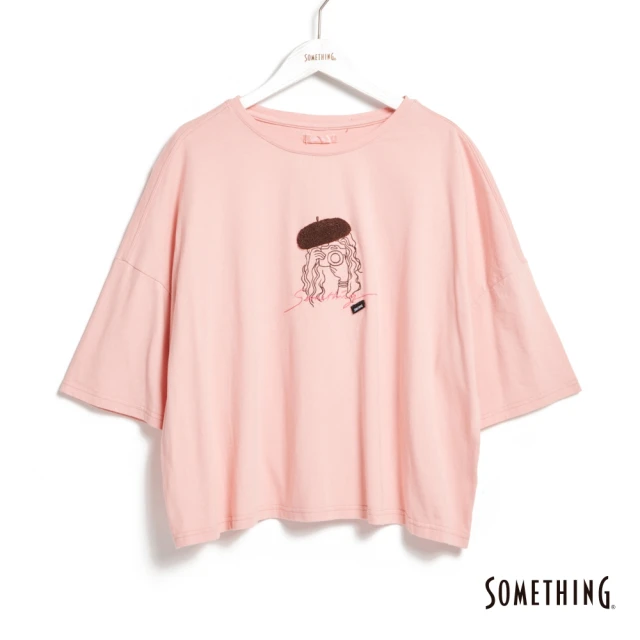 【SOMETHING】女裝 貝雷帽女孩刺繡短袖T恤(淡桔色)