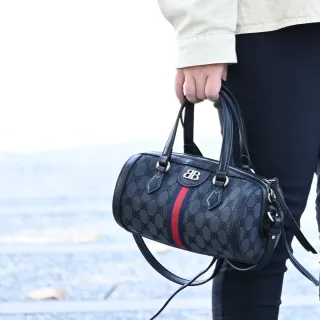 【Balenciaga 巴黎世家】Hacker Project 限定經典雙B緹花織帶拼接圓桶包兩用包(黑)