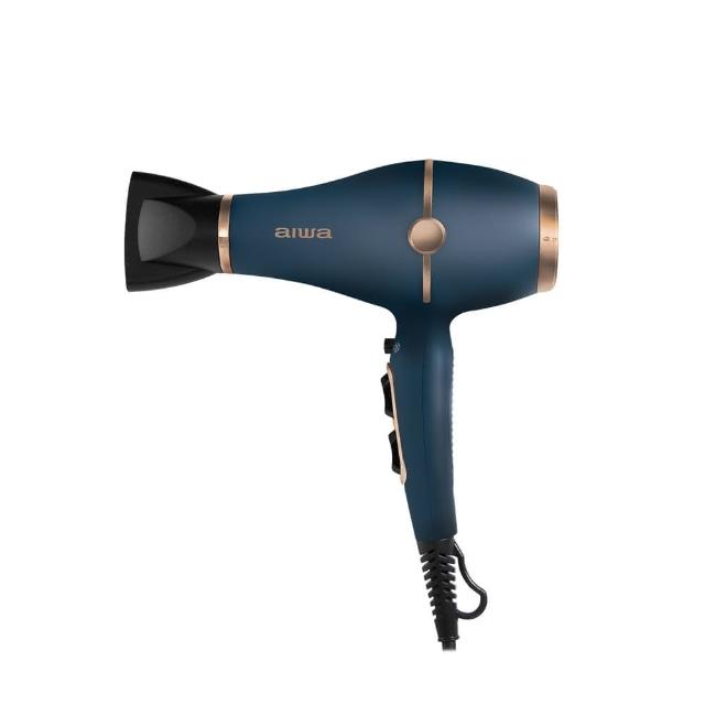 AIWA愛華 AH-D55 暖風機，藍色系設計，產地中國，主機尺寸180x86x255mm，重量770g，提供三段溫度與兩段風速調整，1400W功率適合快速暖房，110V電壓使用，標準配件含集中吹嘴，其他配件包括說明書與風罩，機身不可折疊，無國際電壓，享1年保固，BSMI許可字號R38456，安全可靠的冬季暖風選擇。