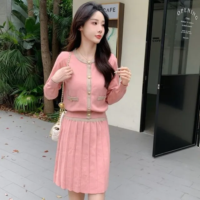 【baibeauty 白鳥麗子】經典撞色針織排釦長袖上衣+高腰百摺A字短裙(兩件式套裝)