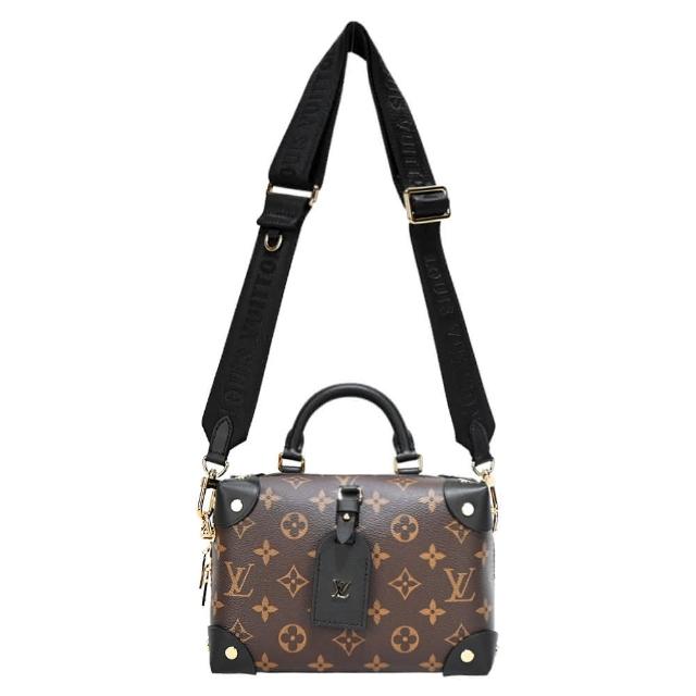 LV LOUIS VUITTON路易威登 M45571 Petite Malle Souple 帆布復古行李箱造型斜肩背包 精緻復古設計的 LV Petite Malle Souple 斜肩揹包,採用高品質帆布與皮革材質,完美融合經典與時尚風格,適合女性日常出勤與休閒場合。黑色與棕色/咖啡色選擇多樣,簡約素面與數字英文字母圖案增添個性魅力,是歐系精品包款的首選。