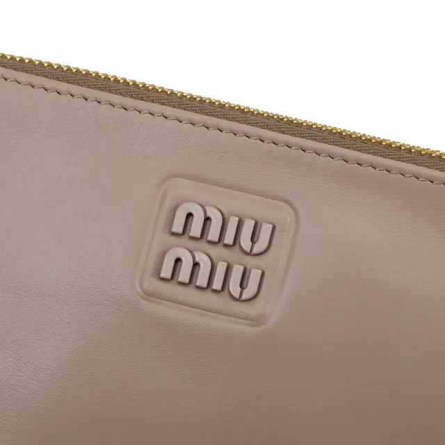 【MIU MIU】簡約經典LOGO皮革拉鍊手拿包手提包萬用包(淺駝)