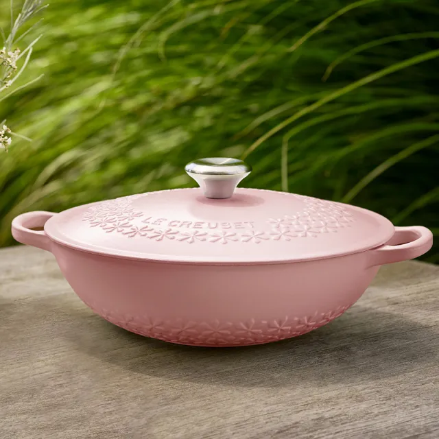 Le Creuset】典藏琺瑯鑄鐵鍋媽咪鍋22cm(縷空雕花/甜心粉-鋼頭-內鍋白