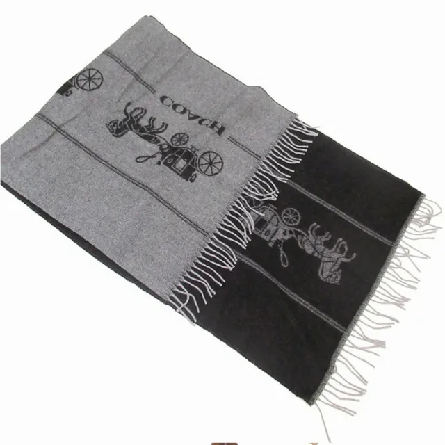 【COACH】義大利製超大馬車圖案喀什米爾羊毛寬版披肩圍巾(黑/灰)