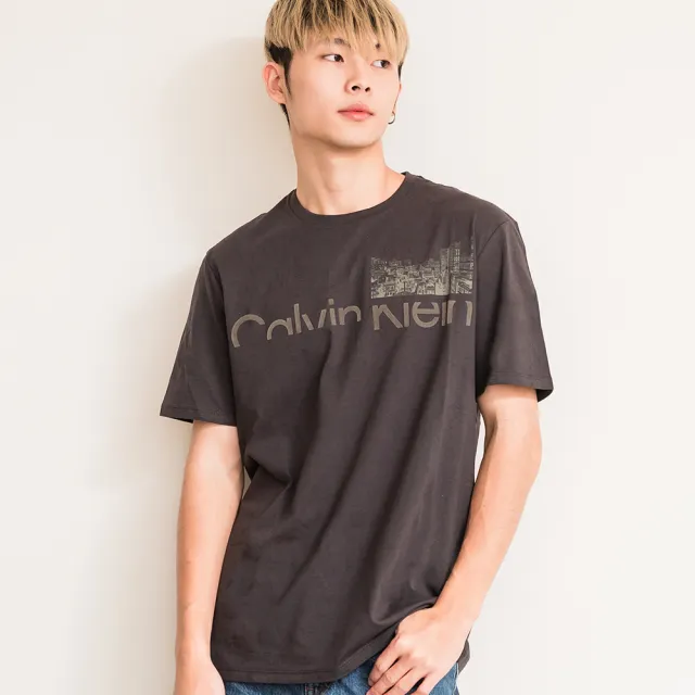 【Calvin Klein 凱文克萊】CK 男版 設計絨布文字LOGO 短袖 短T上衣 T恤 衣服 美國代購(秋冬新品)