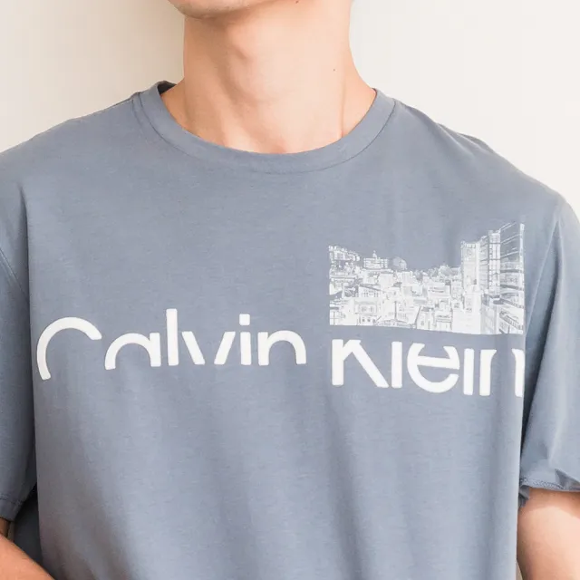 【Calvin Klein 凱文克萊】CK 男版 設計絨布文字LOGO 短袖 短T上衣 T恤 衣服 美國代購(秋冬新品)
