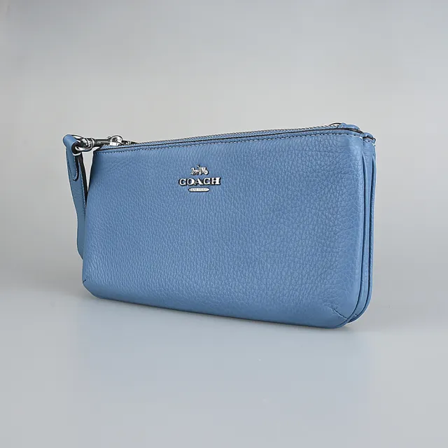 【COACH】經典銀色金屬LOGO鵝卵石紋路皮革斜背包(淺藍)
