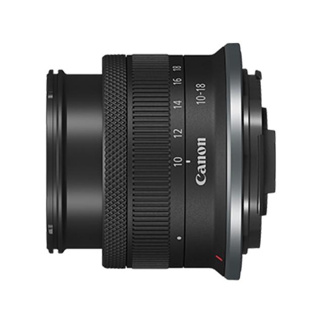 Canon 佳能 RF-S 10-18mm F4.5-6.3 IS STM 超廣角變焦鏡頭，專為 APS-C 感光元件設計，焦距 10-18mm 提供寬廣視角（對角 107°30′ 至 74°20′），內建 IS 影像穩定器及 STM 步進馬達，確保流暢對焦與清晰畫質。鏡片組 10 組 12 片，最小光圈 22-32，放大倍率最高 0.5x（手動對焦於 10mm），濾光鏡尺寸 49mm，直徑 69mm x 鏡長 44.9mm，重量僅 150g，輕巧便攜。適用 Canon RF-Mount 鏡頭接環，適合風景、建築及 Vlog 拍攝。公司貨保固 12 個月，捕捉世界每一刻的細膩之美。