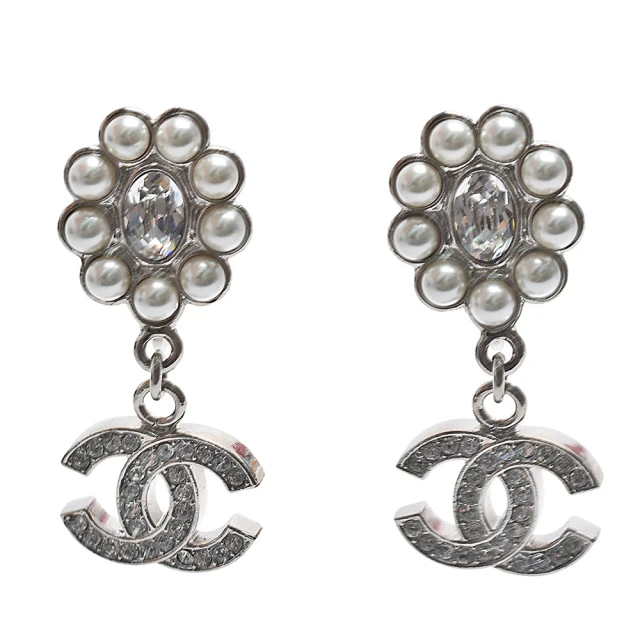 CHANEL 香奈兒 經典橢圓珍珠裝飾雙C LOGO水鑽鑲飾造型夾式耳環(銀色ABB470-ARG)