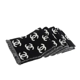 【CHANEL 香奈兒】新款滿版雙C LOGO羊毛圍巾/披肩(黑色/白色)