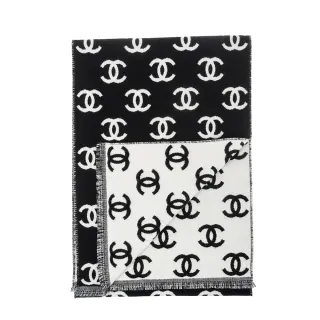 【CHANEL 香奈兒】新款滿版雙C LOGO羊毛圍巾/披肩(黑色/白色)