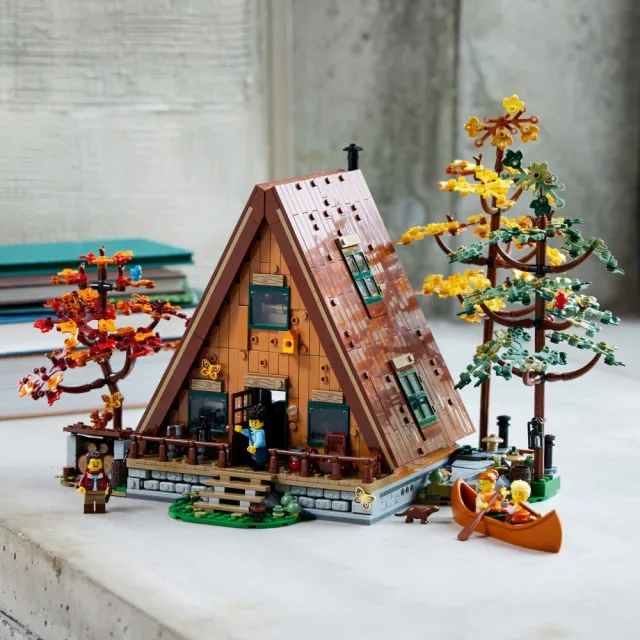 【LEGO 樂高】Ideas 21338 A 字形小屋(模型 小木屋 禮物 居家擺設)