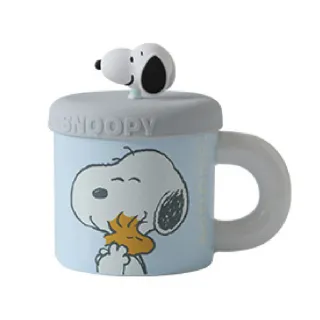 【SNOOPY 史努比】公仔杯蓋陶瓷馬克杯 360ml 藍色(咖啡杯、茶杯、水杯)