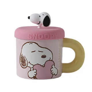 【SNOOPY 史努比】公仔杯蓋陶瓷馬克杯 360ml 粉色(咖啡杯、茶杯、水杯)