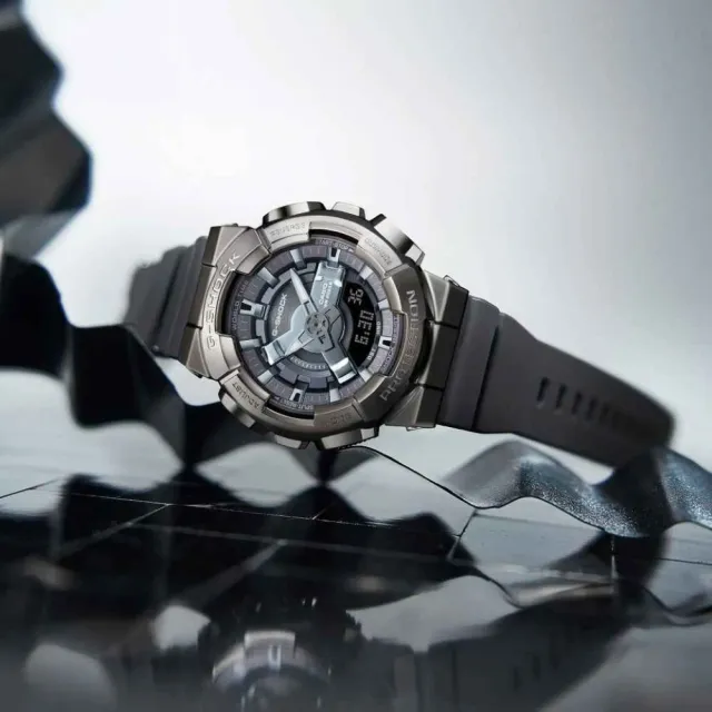 【CASIO 卡西歐】G-SHOCK 耀眼獨特 個性灰 金屬時尚 人氣雙顯 石英錶(GM-S110B-8A)