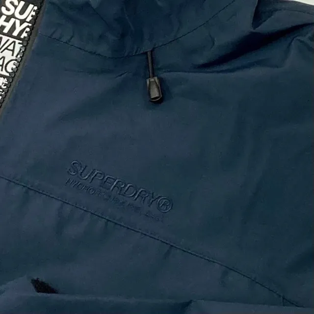 【Superdry】極度乾燥 防水系數  機能衣 深藍 全新設計款 防風衣 連帽 單拉鍊(防風外套 機能外套)