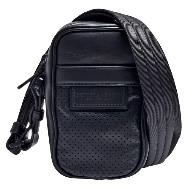 【BOTTEGA VENETA 寶緹嘉】經典品牌皮革標誌洞洞小牛皮直立斜背包(黑色566214-VQ12D-1000)