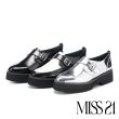 【MISS 21】微酸個性潮感撞色方釦鉚釘圓頭厚底鞋(白)