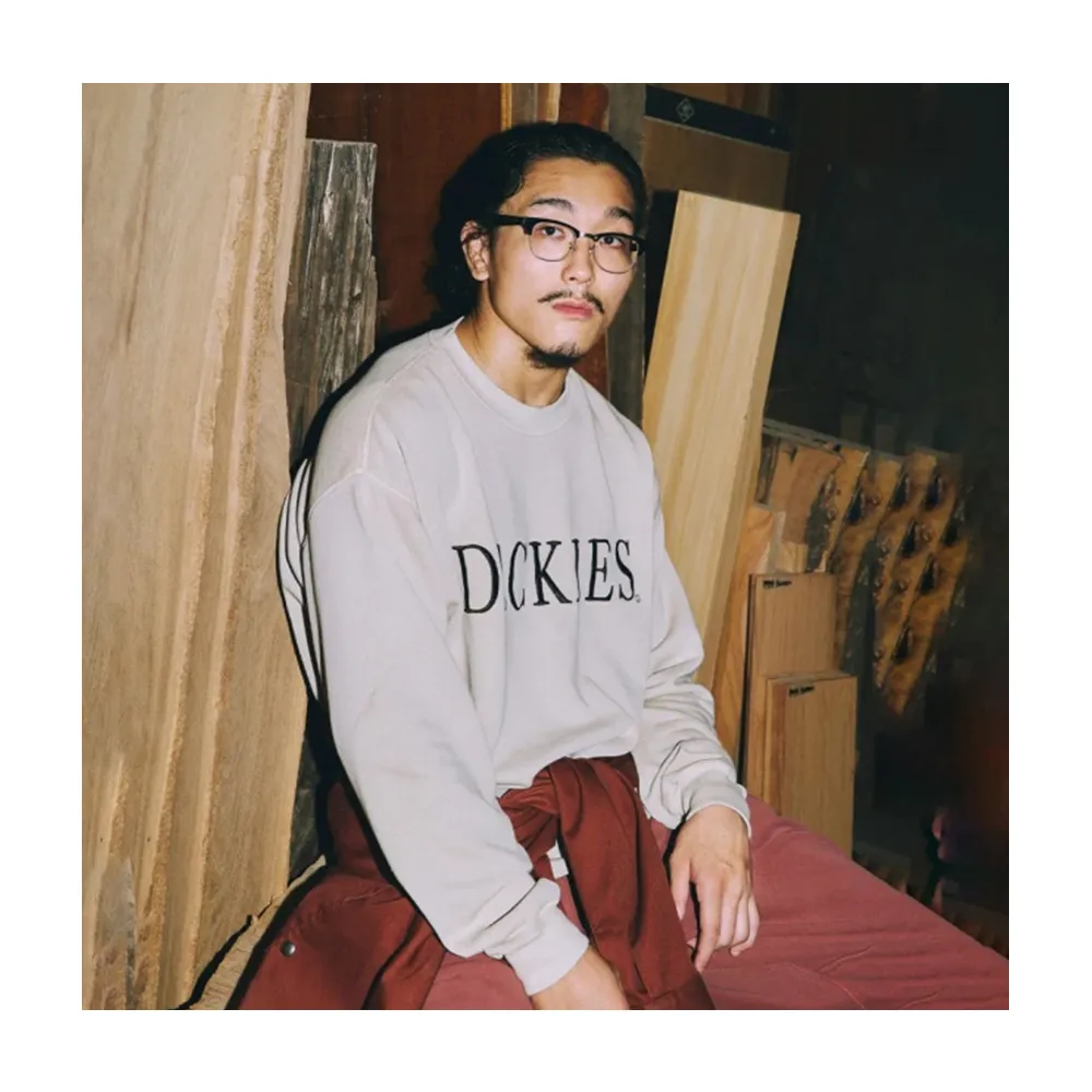 【Dickies】日本支線-城市工裝系列－男款奶酒白純棉胸前品牌刺繡簡約Logo長袖大學T｜DK012582K11