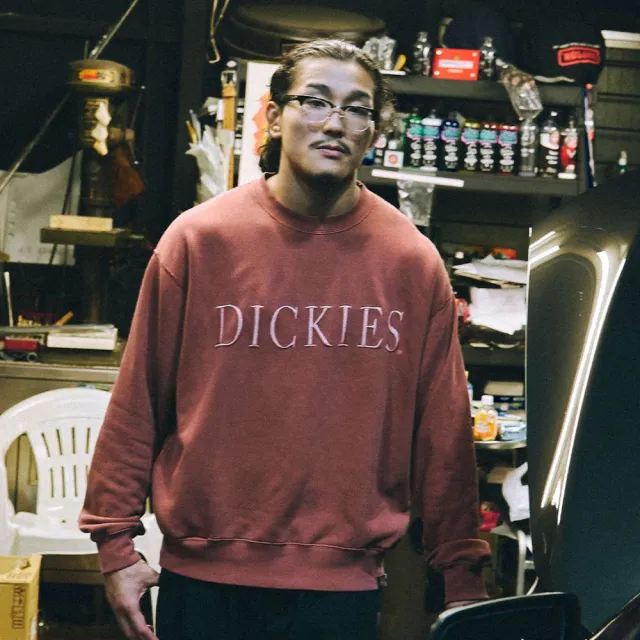 【Dickies】日本支線-城市工裝系列－男款櫻桃紅純棉胸前品牌刺繡簡約Logo長袖大學T｜DK01258201C