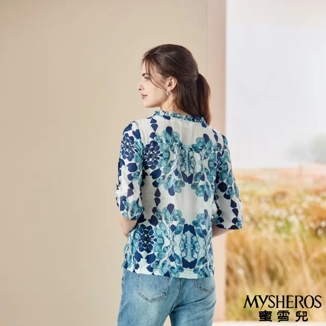 【MYSHEROS 蜜雪兒】棉質造型上衣 花邊鑽飾領口 設計開口袖 滿版水彩印花(藍)