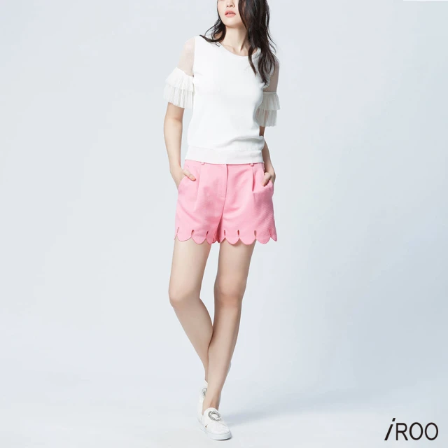 【iROO】粉細條繡鏤空短褲