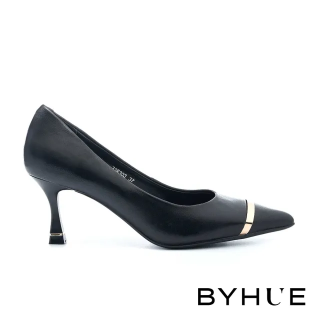 【BYHUE】別致大人品味金屬飾片羊皮軟芯尖頭高跟鞋(黑)