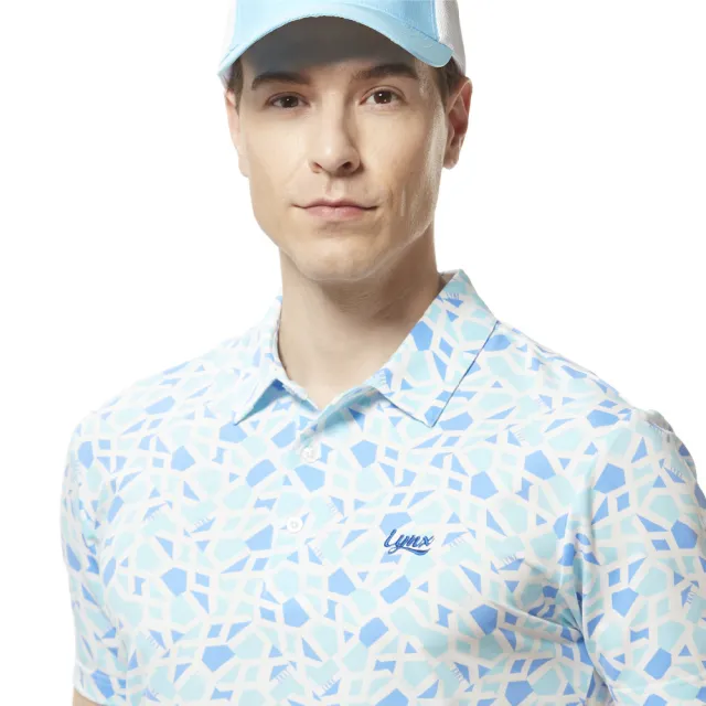 【Lynx Golf】男款吸濕排汗機能滿版幾何造型Lynx字樣印花草寫繡花短袖POLO衫/高爾夫球衫(天空藍色)