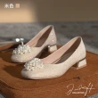 【J&H collection】純色典雅淑女風格珍珠方扣粗跟女鞋(現+預  米色)