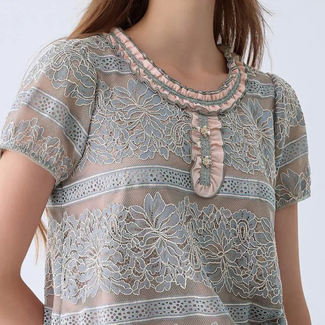 【ILEY 伊蕾】撞色荷葉蕾絲網紗上衣(粉色；M-XL；1242011846)