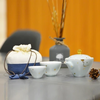 【YU Living 信歐傢居】旅行用陶瓷茶具禮盒組(白色/三件組束口布袋+鐵盒包裝/泡茶壺 茶杯 旅行收納包)